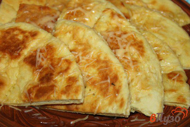 фото рецепта: Тонкие хачапури на сковороде с твердым сыром