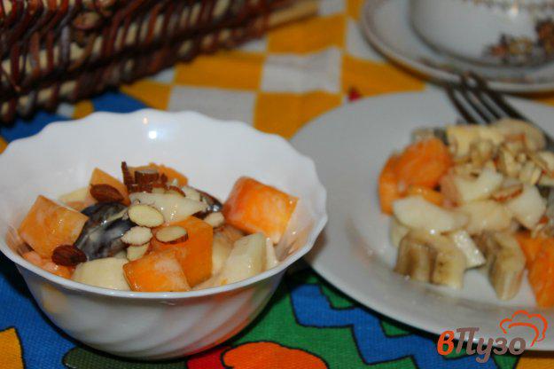 фото рецепта: Фруктовый салат с хурмой, сыром и орешками
