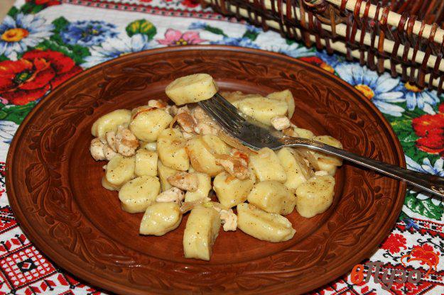 фото рецепта: Картофельные ньокки с куриным филе и луком