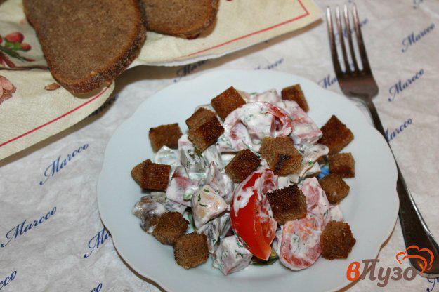 фото рецепта: Салат с колбасой и сухариками