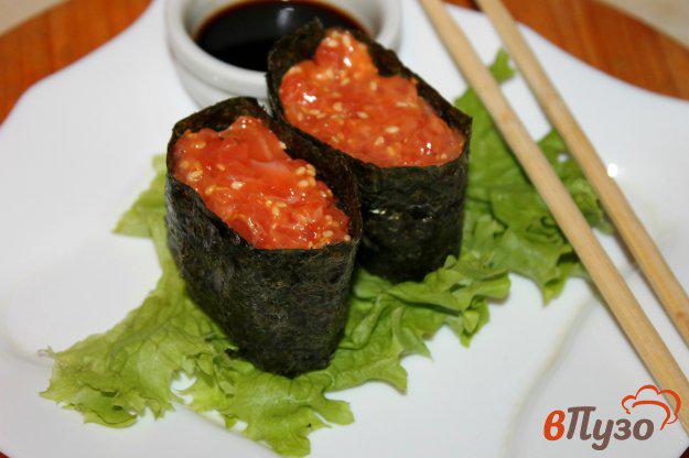 фото рецепта: Гункан - суши с лососем и кунжутом
