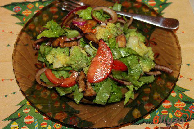 фото рецепта: Салат из жаренного баклажана, маринованного лука и цветной капустой