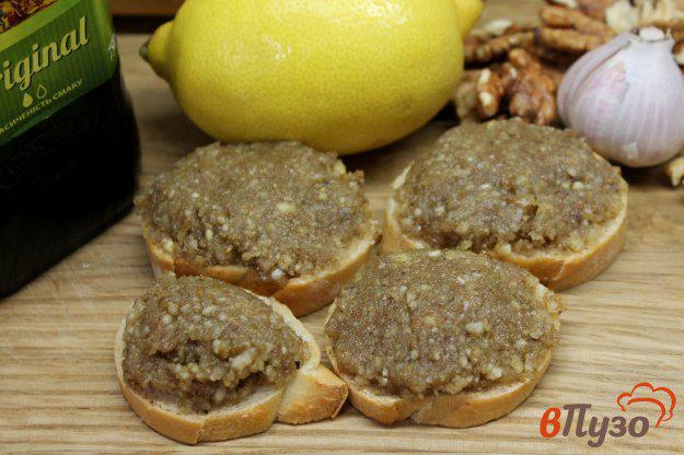 фото рецепта: Ореховая паста с чесноком и лимоном