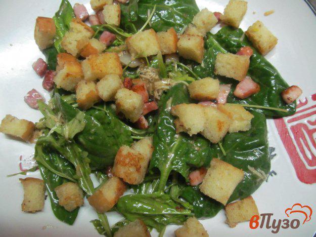 фото рецепта: Салат цезарь из листьев шпината и рукколы
