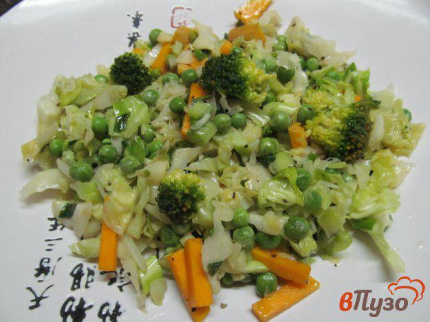 фото рецепта: Теплый овощной салат из капусты с тыквой и горошком