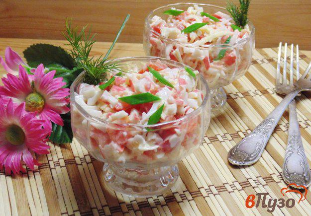 фото рецепта: Салат с крабовыми палочками и помидорами