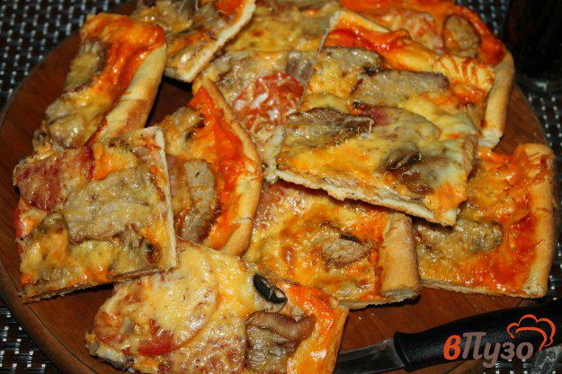 фото рецепта: Пицца со свининой, копченой колбасой и помидорами