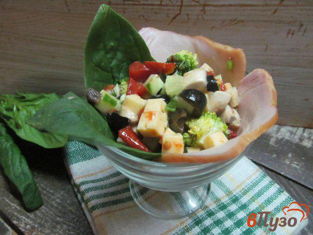 фото рецепта: Салат с ветчиной грибами сыром и оливками