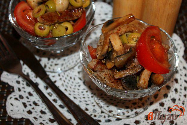 фото рецепта: Салат с жареной свининой, грибами и оливками
