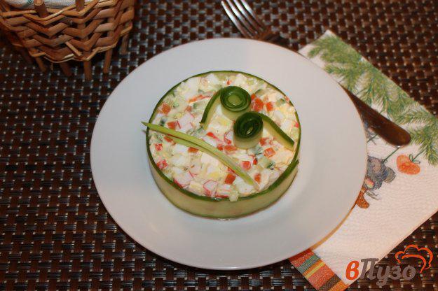 фото рецепта: Салат с крабовыми палочками и свежим огурцом