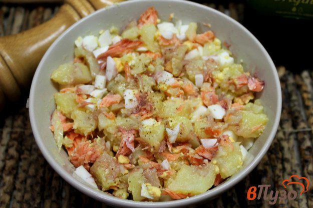 фото рецепта: Салат из печеной форели с картофелем и яйцом