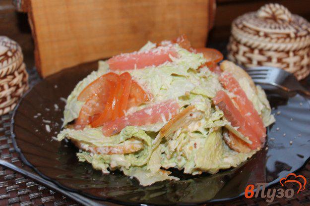фото рецепта: Салат из пекинской капусты с соленой семгой и сухариками
