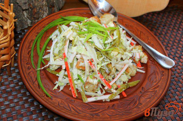 фото рецепта: Салат из пекинской капусты с крабовыми палочками, соленым огурцом и сухариками