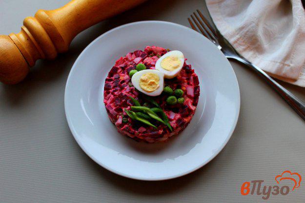 фото рецепта: Салат из свеклы, копченой курицы и яиц