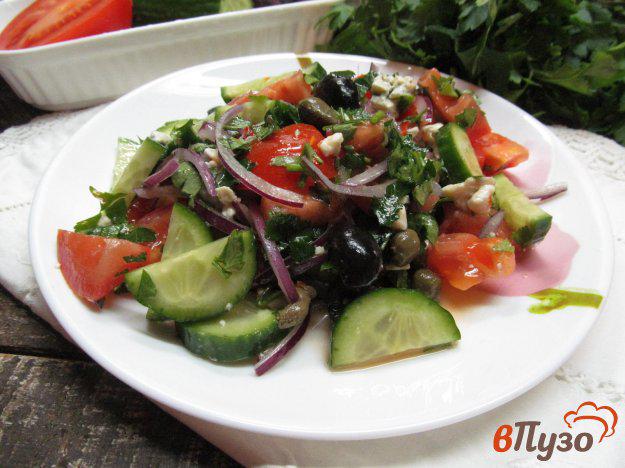 фото рецепта: Салат из помидора оливок с сыром