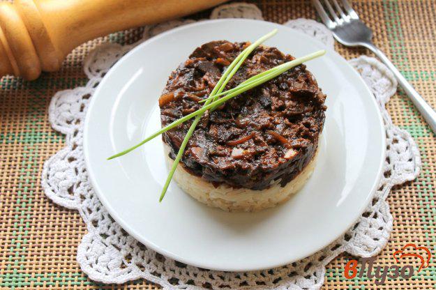 фото рецепта: Отварной рис с подливой из грибов и печени