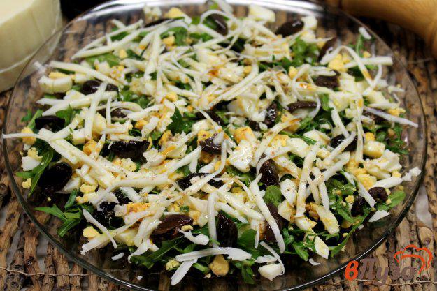 фото рецепта: Салат из рукколы с оливками и моцареллой