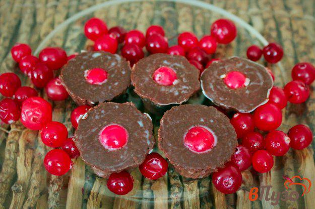 фото рецепта: Шоколадные конфеты с клюквой