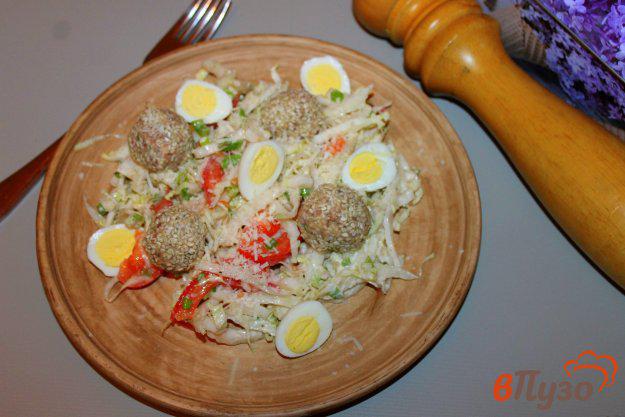 фото рецепта: Салат с рыбными шариками, яйцом и капустой