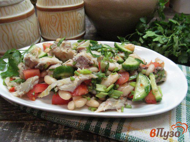 фото рецепта: Рыбный салат с фасолью и помидором