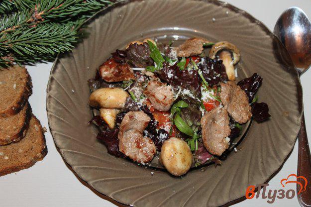 фото рецепта: Теплый салат с телятиной, грибами и помидорами