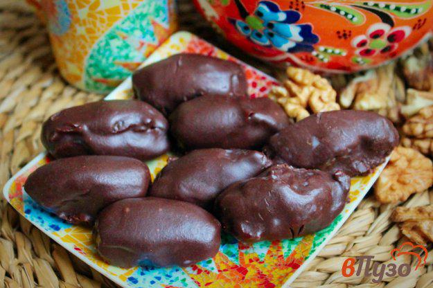 фото рецепта: Финики с грецким орехом в шоколаде