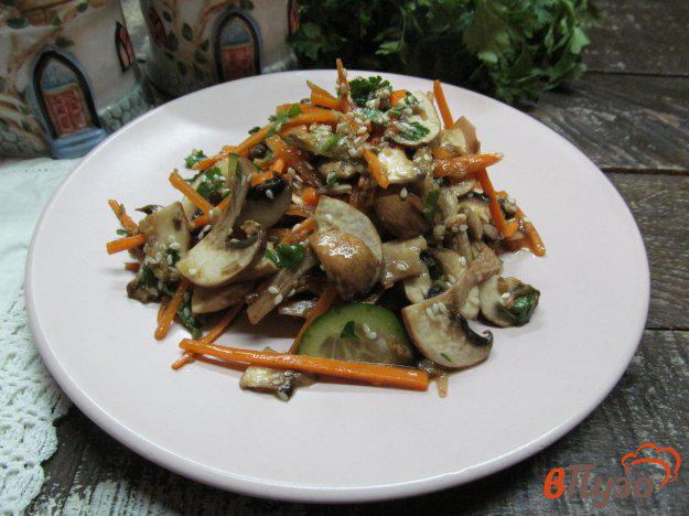 фото рецепта: Острый салат из моркови с грибами и огурцом