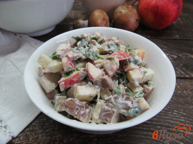 фото рецепта: Салат из курицы грибов и яблока