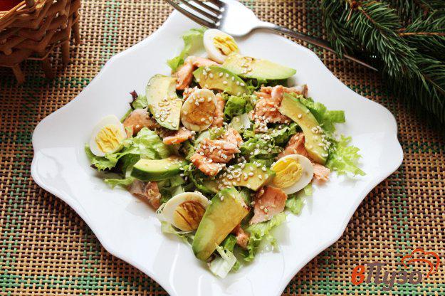 фото рецепта: Салат с отварным лососем, перепелиными яйцами и авокадо