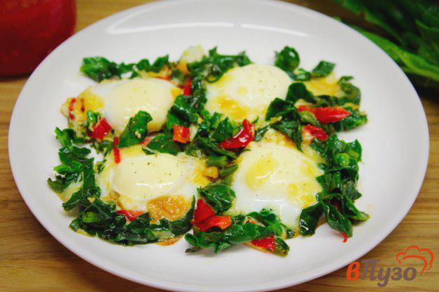 фото рецепта: Перепелиные яйца со шпинатом и перцем