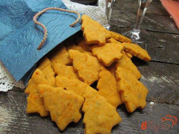 фото рецепта: Сырное печенье с розмарином и вялеными томатами