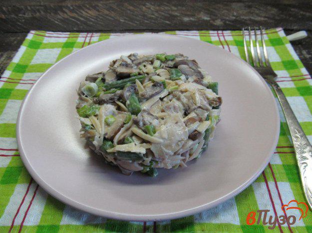 фото рецепта: Салат из курицы с маринованными грибами и фасолью