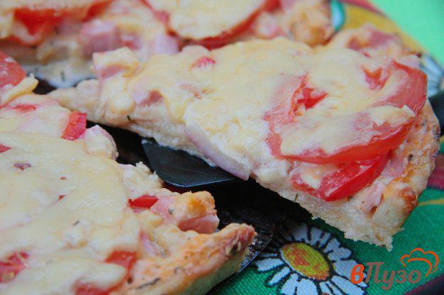 фото рецепта: Пицца с помидорами, колбасой и перцем