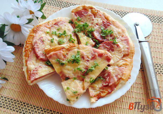 фото рецепта: Пицца с копченой колбасой и ветчиной