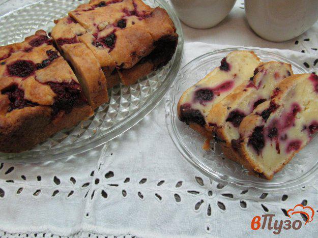 фото рецепта: Творожный кекс с малиной и ежевикой