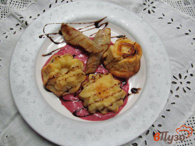 фото рецепта: Творожная запеканка с грушей и малиновым соусом