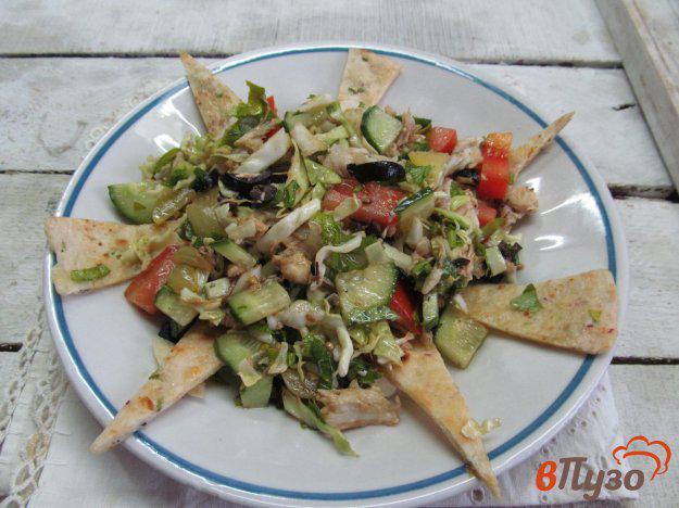 фото рецепта: Овощной салат с вареной курицей и лепешкой