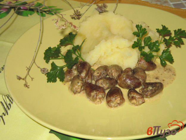 фото рецепта: Куриные сердечки в сливочном соусе с чесноком и имбирем