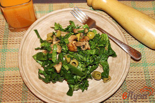 фото рецепта: Шпинатный салат с жареными грибами