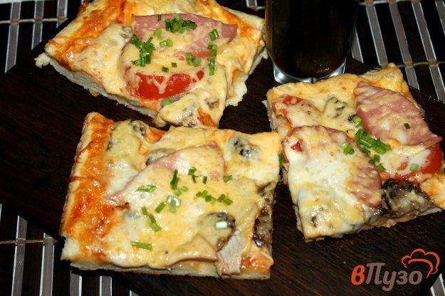 фото рецепта: Пицца на дрожжевом тесте с курицей, грибами, колбасой и сыром