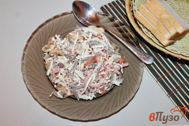 фото рецепта: Салат из куриных субпродуктов, пекинской капусты и копченой колбасы