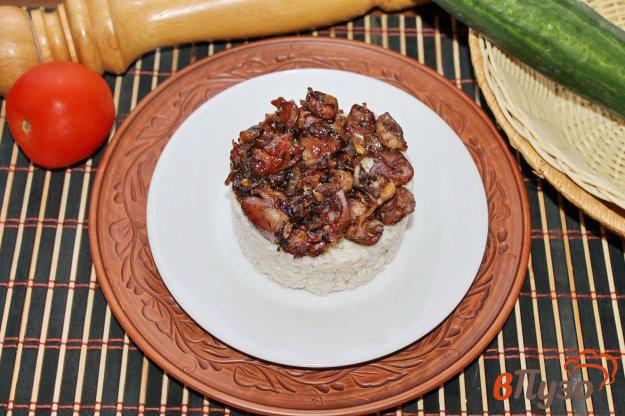 фото рецепта: Рис с куриными сердечками и луком