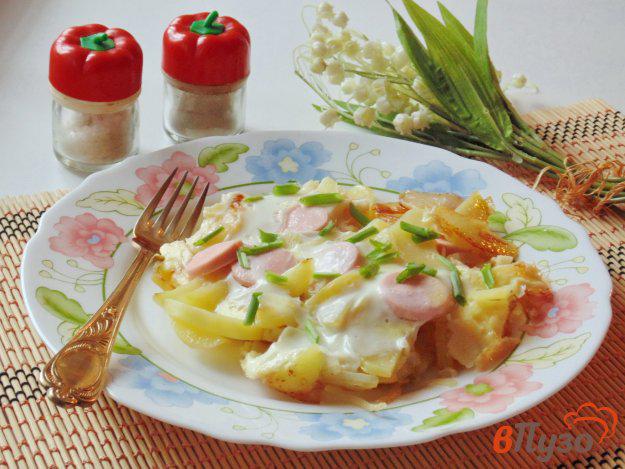 фото рецепта: Жареный картофель с яйцами и сосисками
