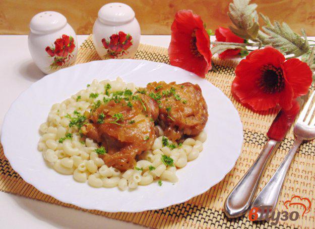фото рецепта: Куриные бедра в луковом соусе