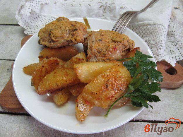 фото рецепта: Маринованные куриные бедра запеченные с картофелем в мультиварке