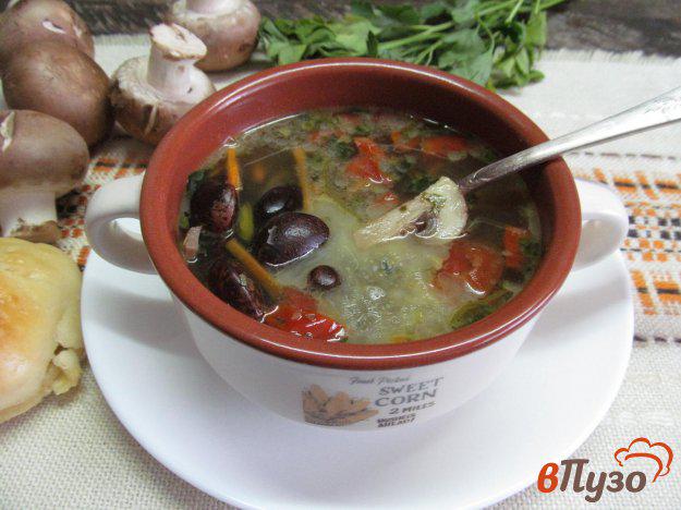 фото рецепта: Фасолевый суп с помидором и грибами
