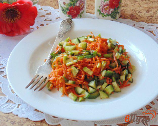 фото рецепта: Салат с корейской морковью и огурцом