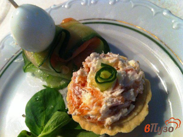 фото рецепта: Закуска на шпажках из лосося с перепелиным яйцом