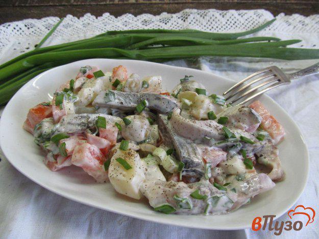 фото рецепта: Салат из сельди с помидором и оливками
