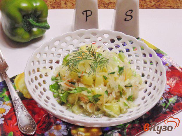 фото рецепта: Салат с ананасом и квашеной капустой